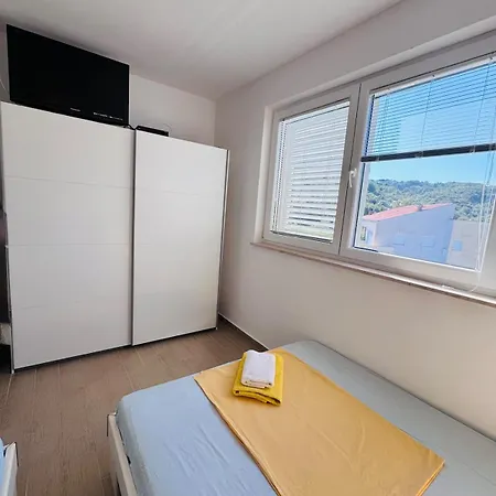 Three Queens Sunshine Apartment Rab Town